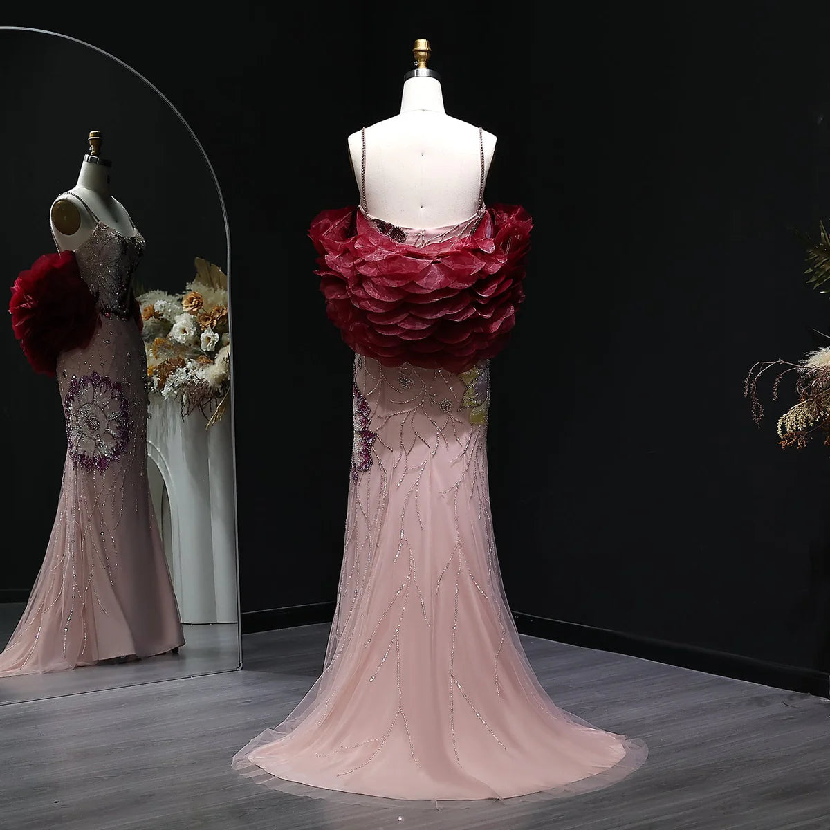 فستان وردي فاخر بالتطريزات الزهرية اللامعة مع كاب عنابي