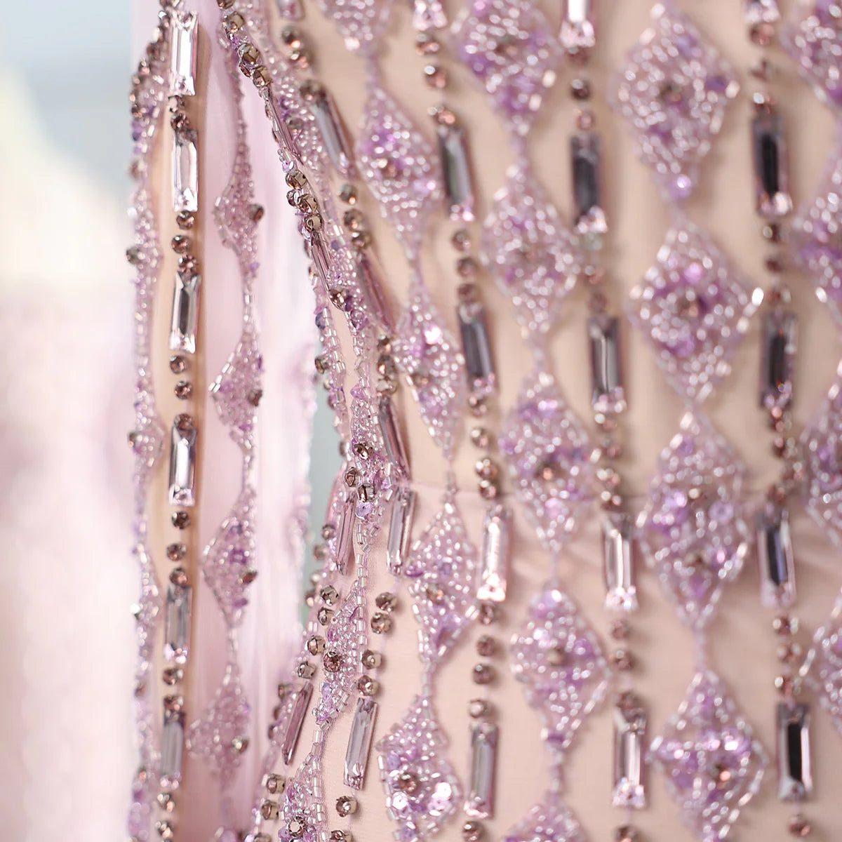 فستان مطرز باكمام طويله