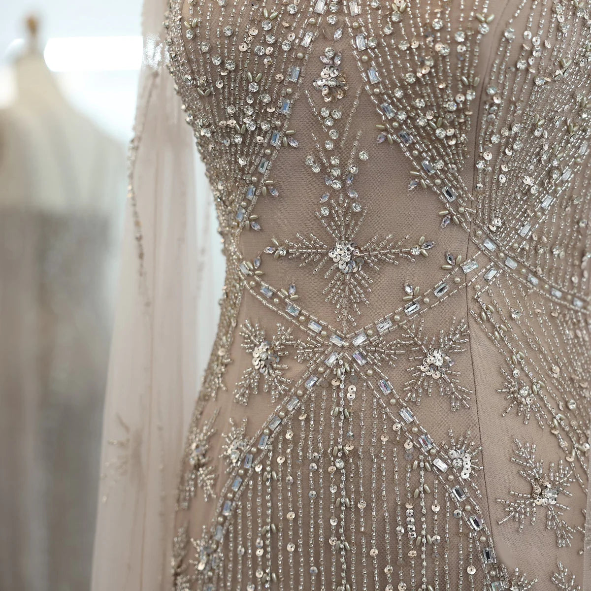 فستان مطرز بموديل حبال على الصدر