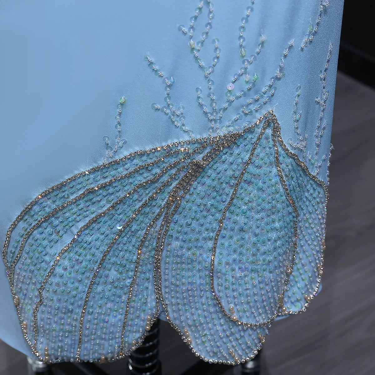 فستان انيق بتطريز يدوي وأكمام طويله