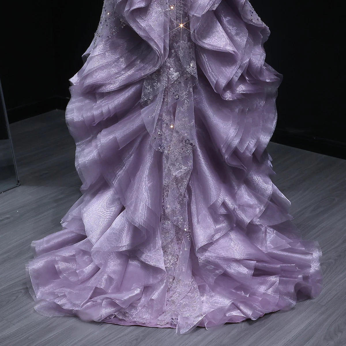 فستان انيق بتصميم ساحر مع ذيل طويل