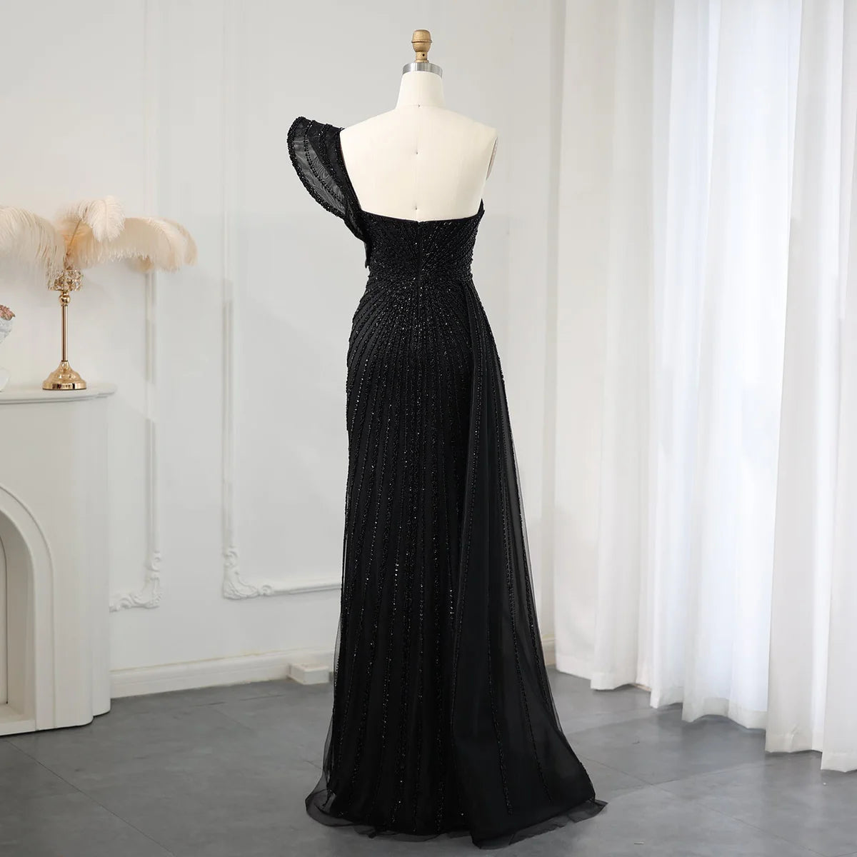 فستان مطرز بتصميم فاخر مع ذيل طويل