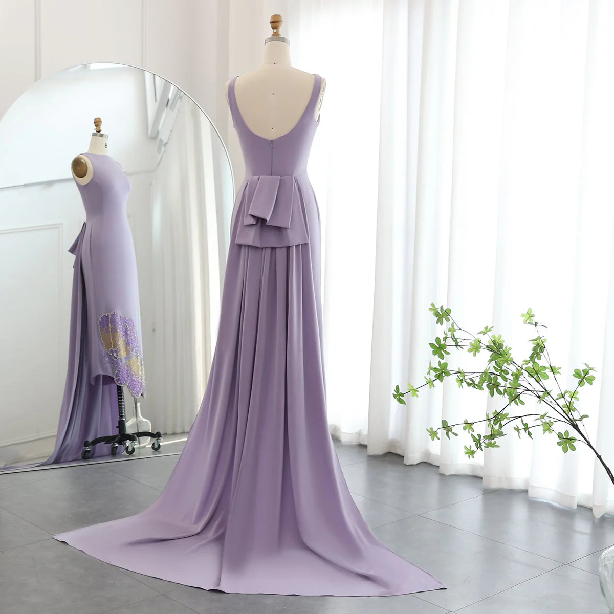 فستان مطرز بطابع أنثوي وذيل طويل