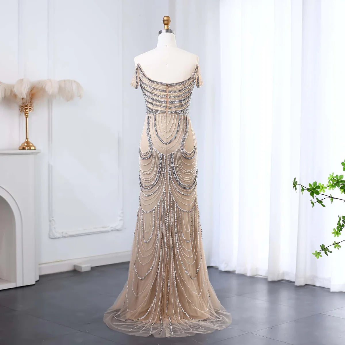 فستان فاخر بتصميم مميز مطرز ومزين بالكريستال