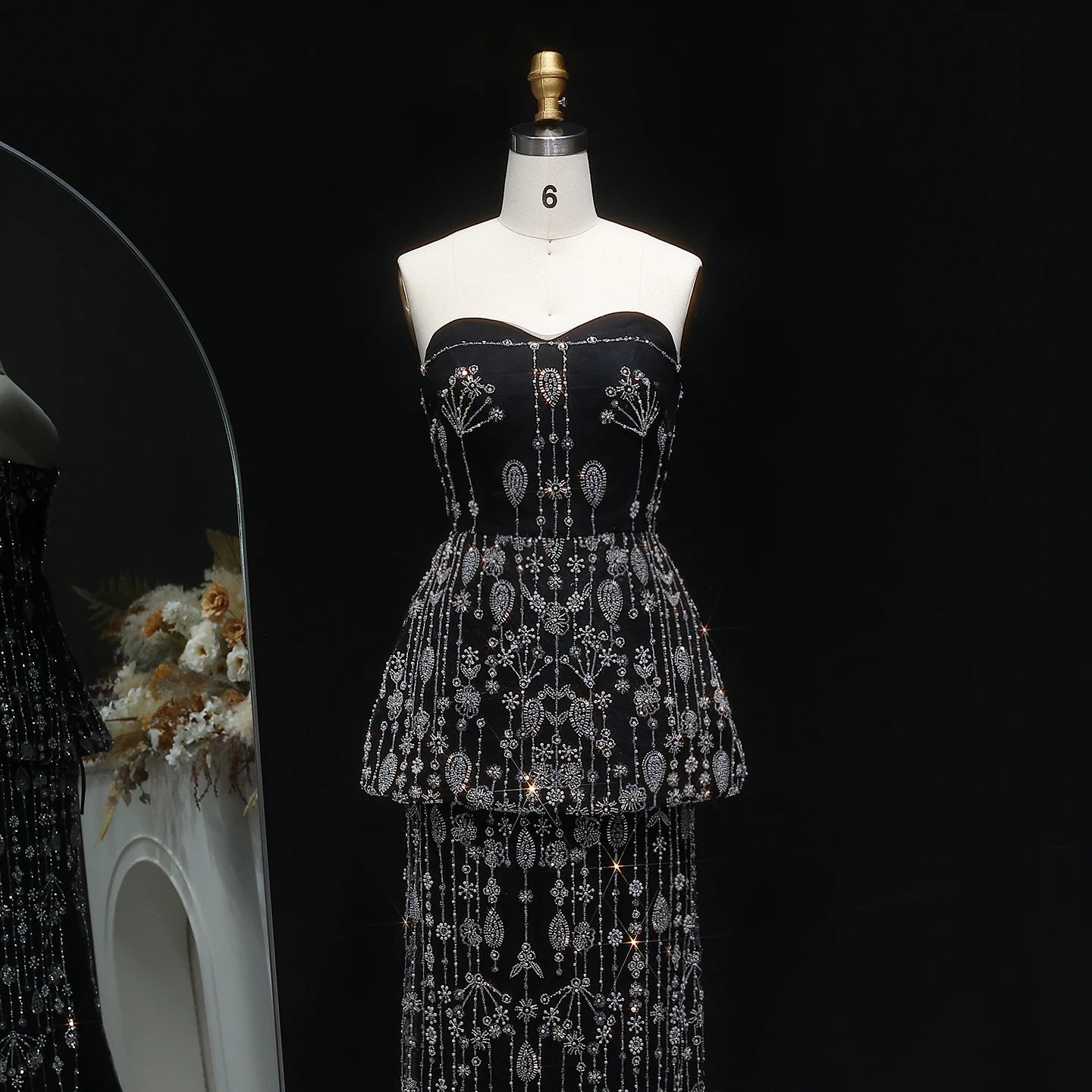 فستان بقطعتين مطرز بتصميم مميز