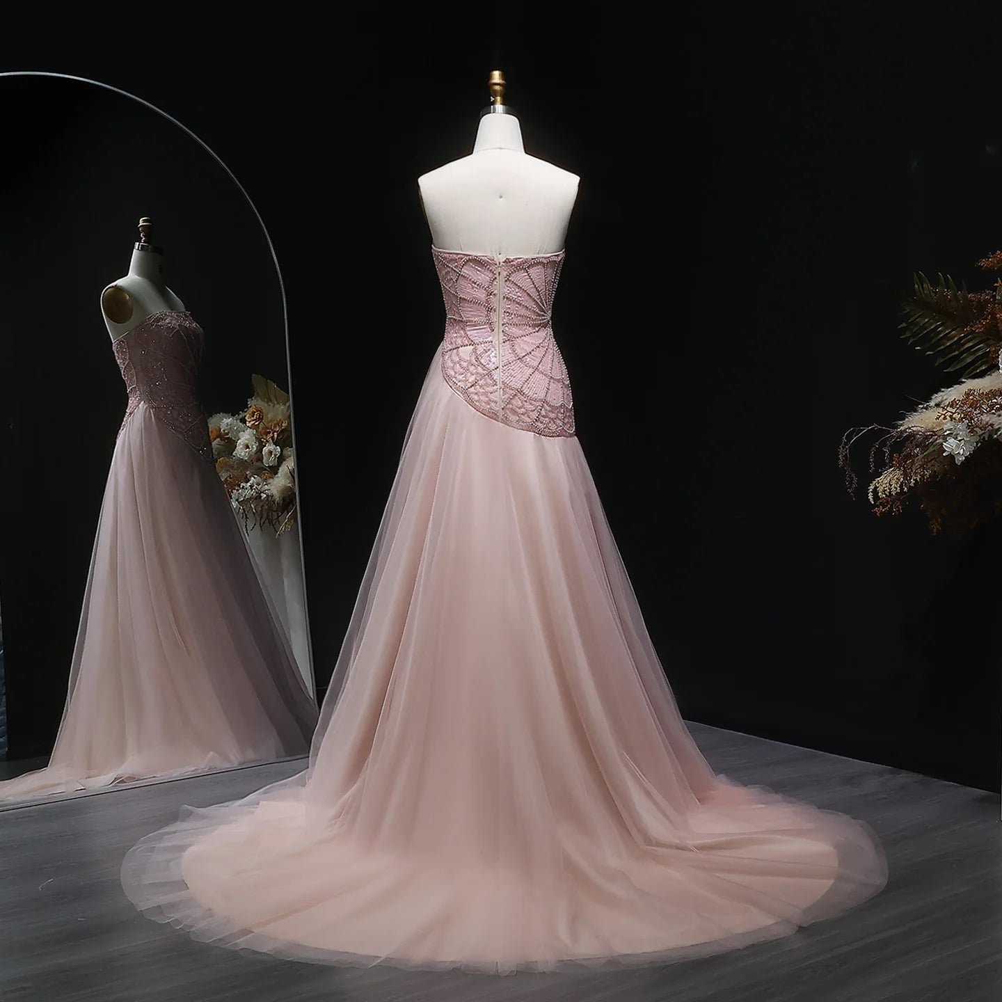 فستان بتصميم مميز وتطريز يدوي فاخر