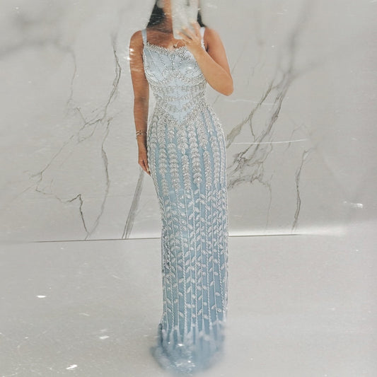 فستان بتصميم راقي مطرز ومزين بالكريستال