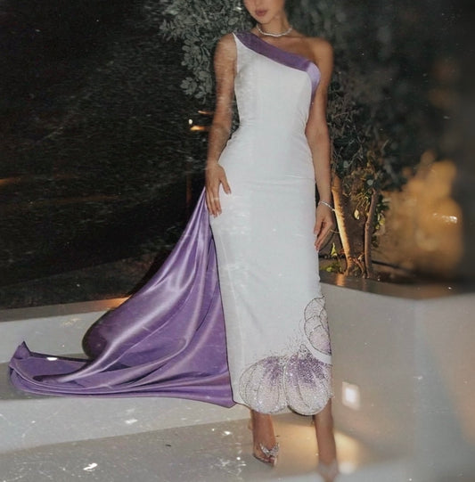 فستان مميز بتصميم أوف شولدر وتطريز بترفلاي