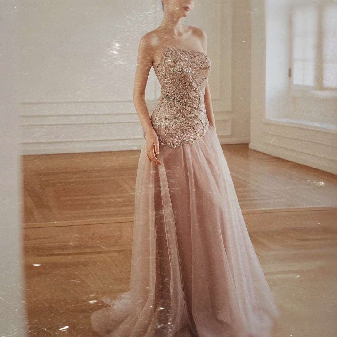 فستان بتصميم مميز وتطريز يدوي فاخر