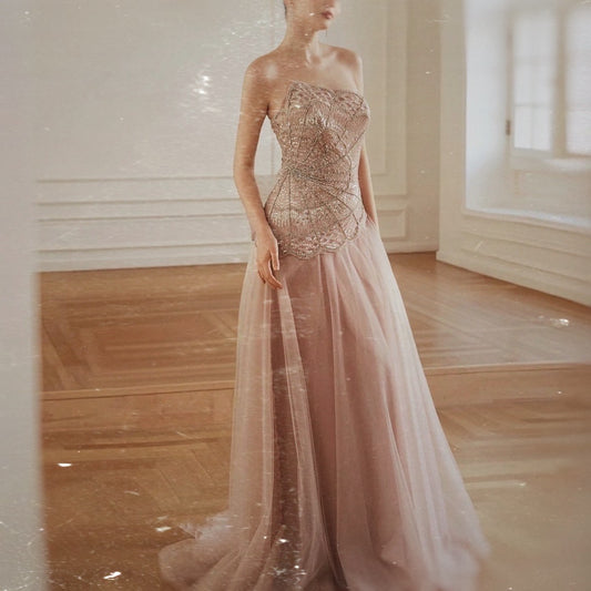 فستان بتصميم مميز وتطريز يدوي فاخر