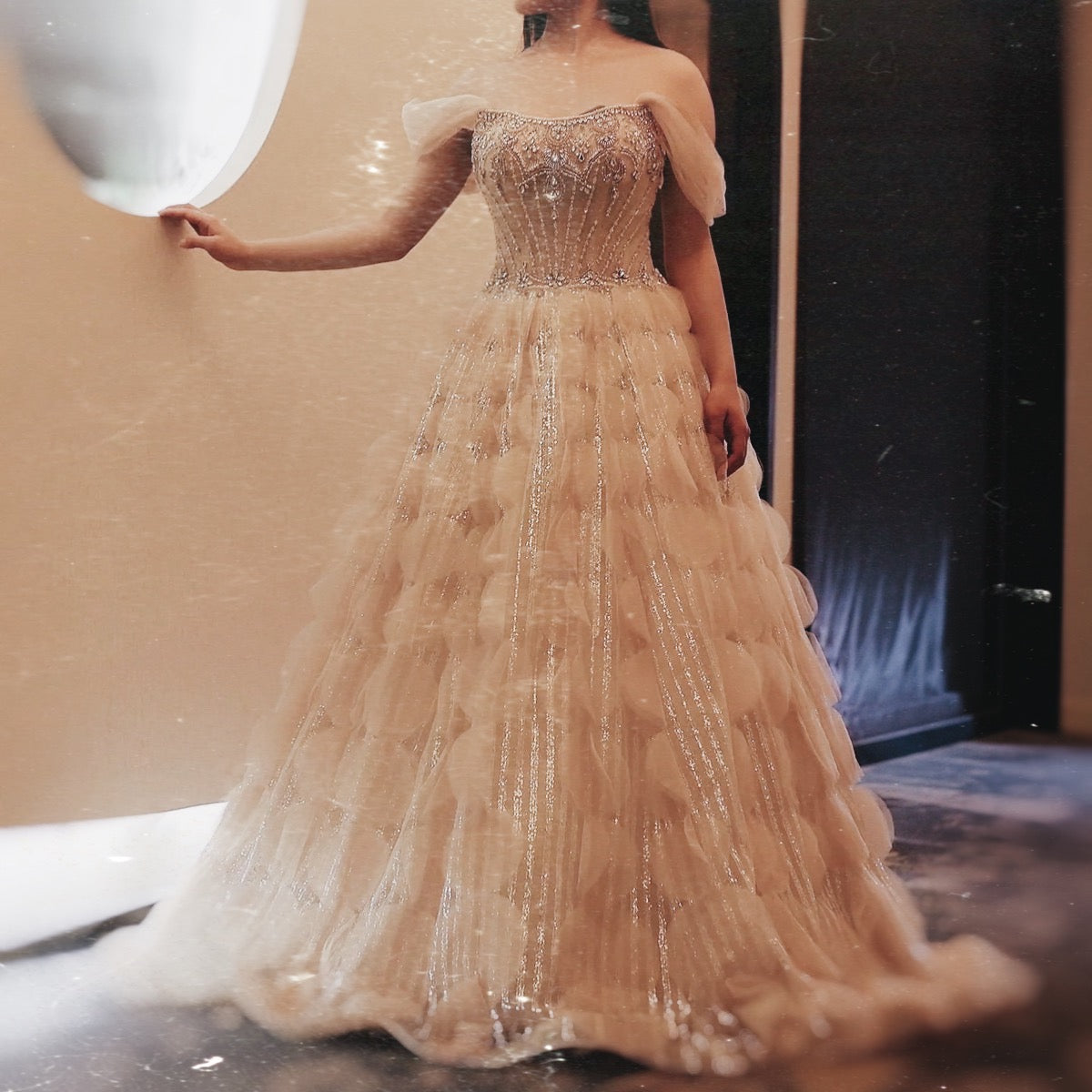 فستان فاخر بتصميم مميز ومزين بالكريستال