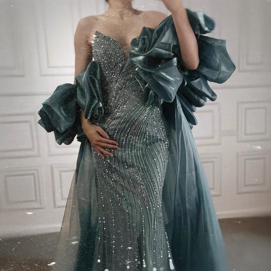 فستان فاخر مطرز مع كايب للمسه أنيقة