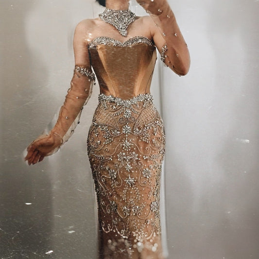 فستان فاخر بتصميم كورسيه مميز ومزين بالكريستال
