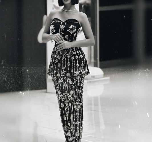 فستان بقطعتين مطرز بتصميم مميز