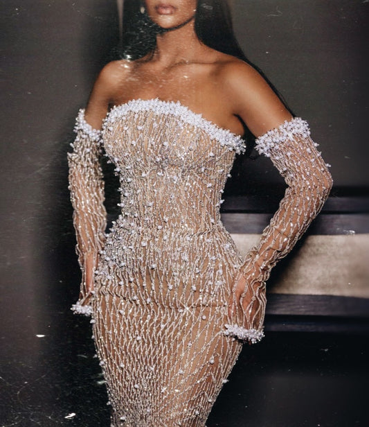 فستان بتصميم مميز وفاخر مطرز مع اكمام منفصله