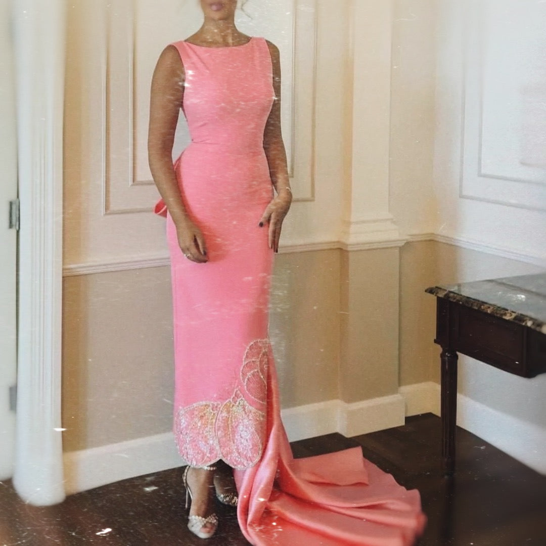 فستان مطرز بطابع أنثوي وذيل طويل