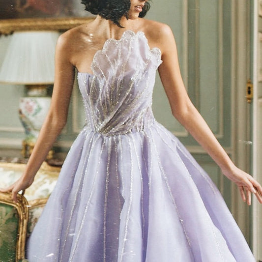 فستان راقي بتصميم بتلات ورد متموجه ومطرزه بطابع أنثوي