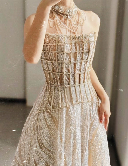 فستان بتصميم مميز وتطريز يدوي