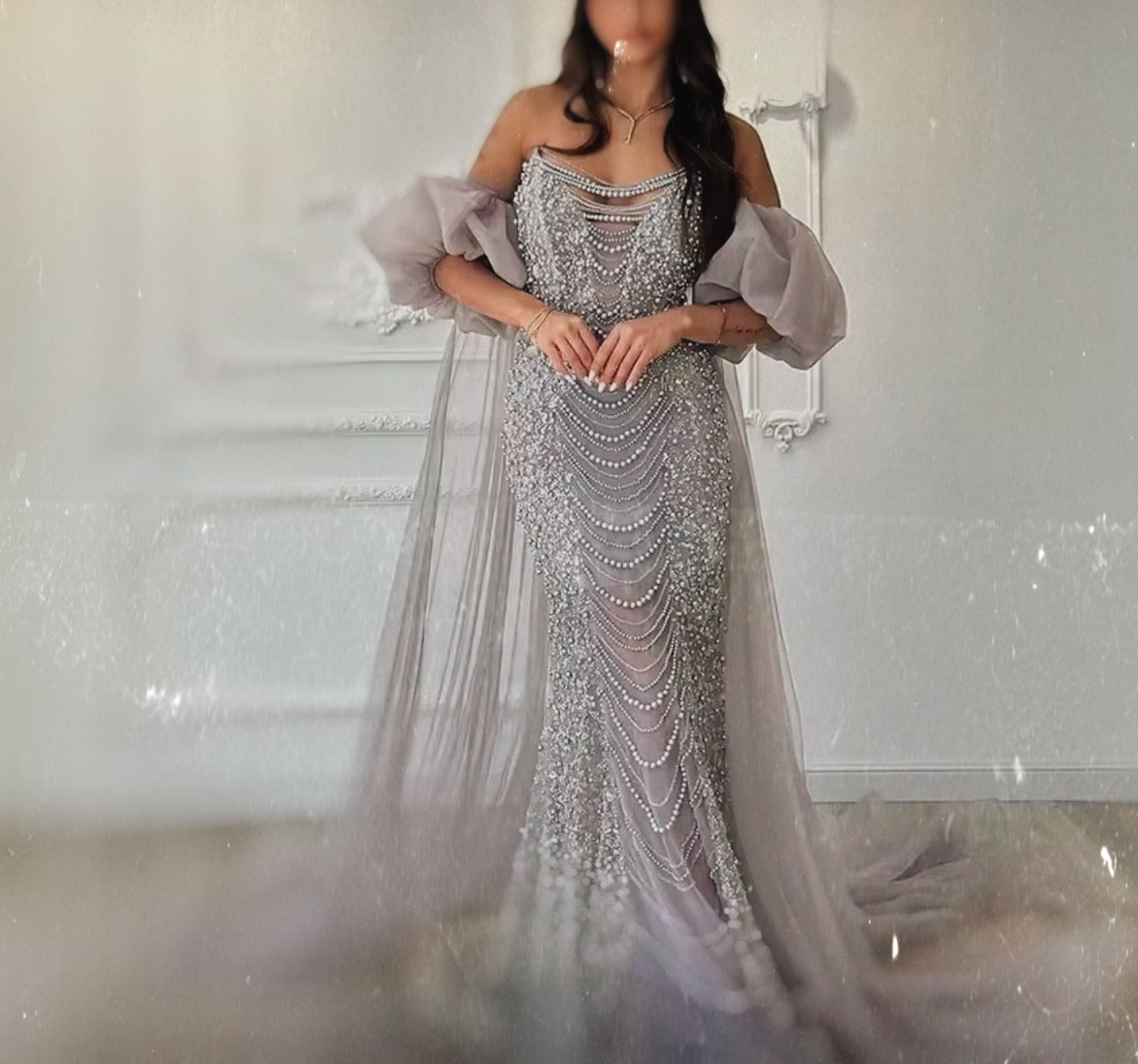 فستان فاخر مزين بالكريستال والؤلؤ يلمسه أنثويه