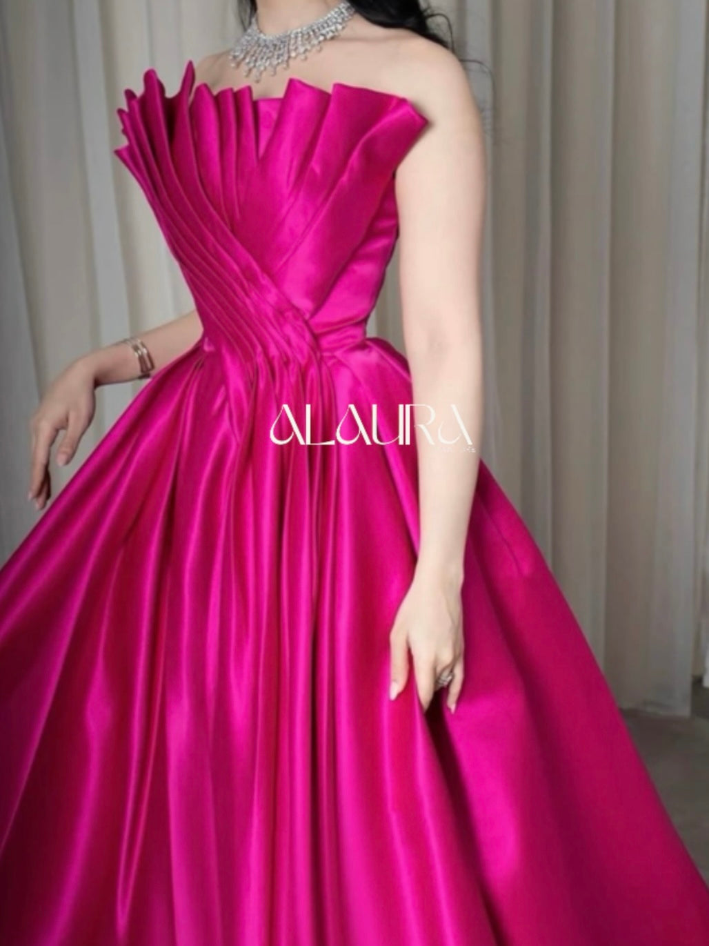 فستان راقي بتصميم مميز وأنثوي