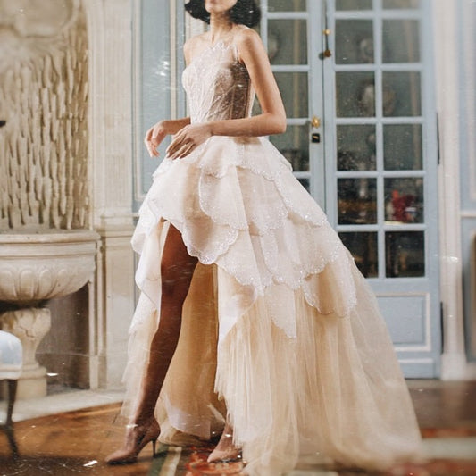 فستان فاخر بتصميم بتلات ورد مموجه ومطرزه