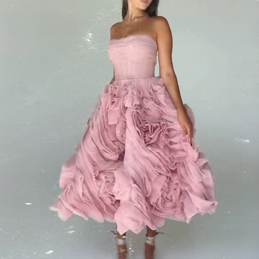 فستان فاخر بتصميم ورد ثلاثي الأبعاد