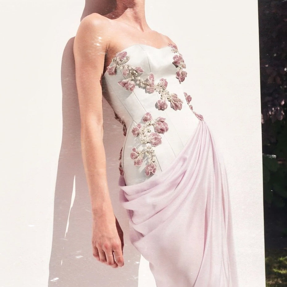 فستان فاخر بتصميم انيق مطرز بالورود