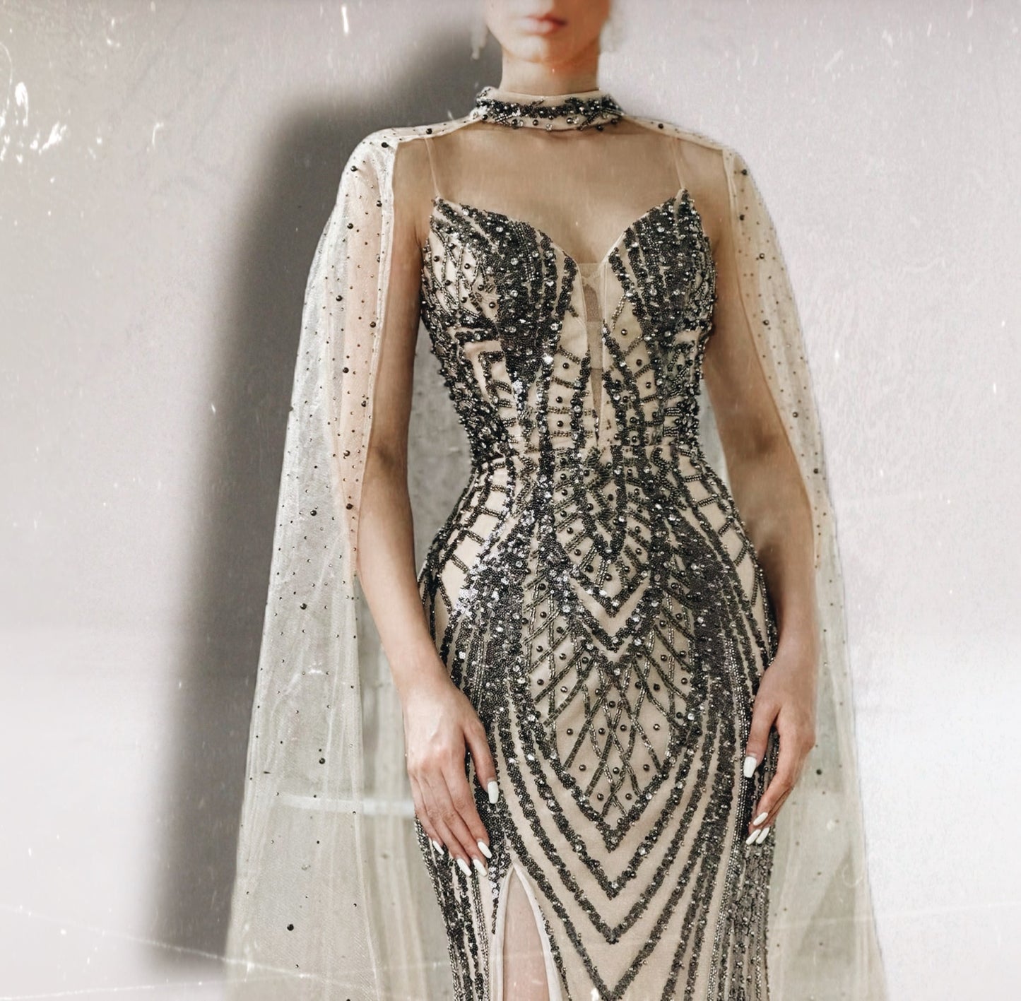 فستان مطرز بتصميم مميز مع كايب طويل