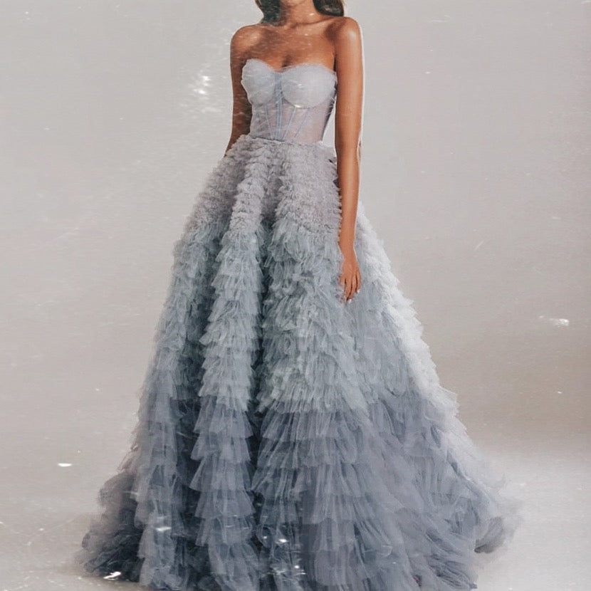 فستان مميز بتصميم فاخر من التل الممتزج بالألوان المتدرجه