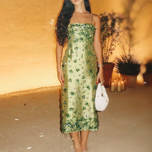 فستان بتصميم مميز مزين بالكريستال والزخارف الراقيه