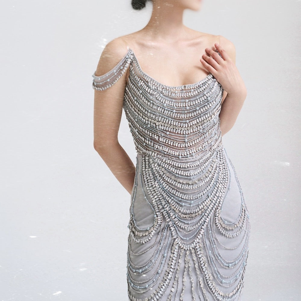 فستان فاخر بتصميم مميز مطرز ومزين بالكريستال