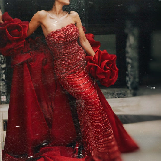 فستان فاخر بتطريز يدوي ومزين باللآلئ مع أكمام طويله بتصميم ورود