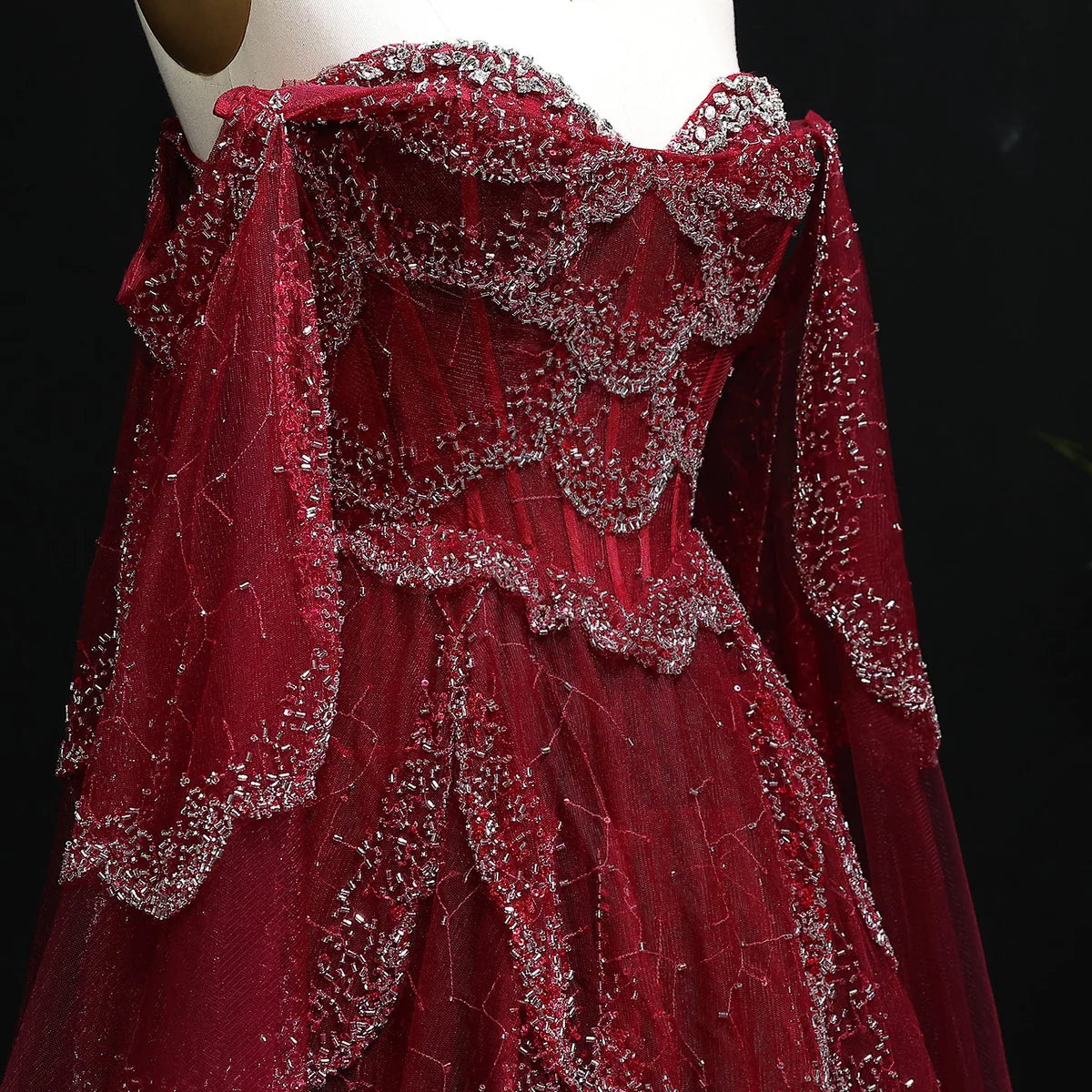 فستان فاخر بأكمام كايب