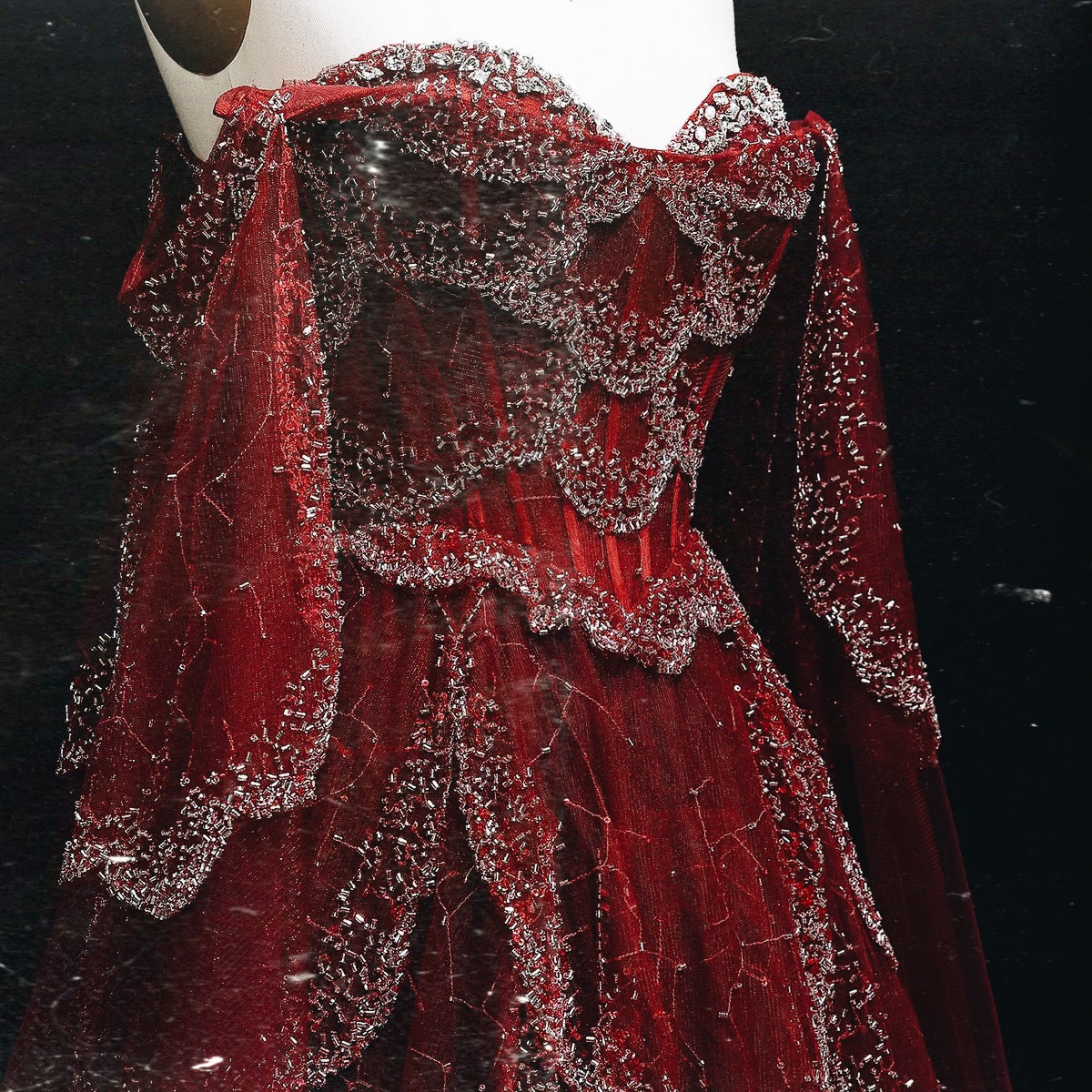 فستان فاخر بأكمام كايب