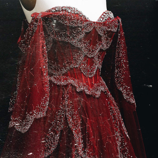 فستان فاخر بأكمام كايب