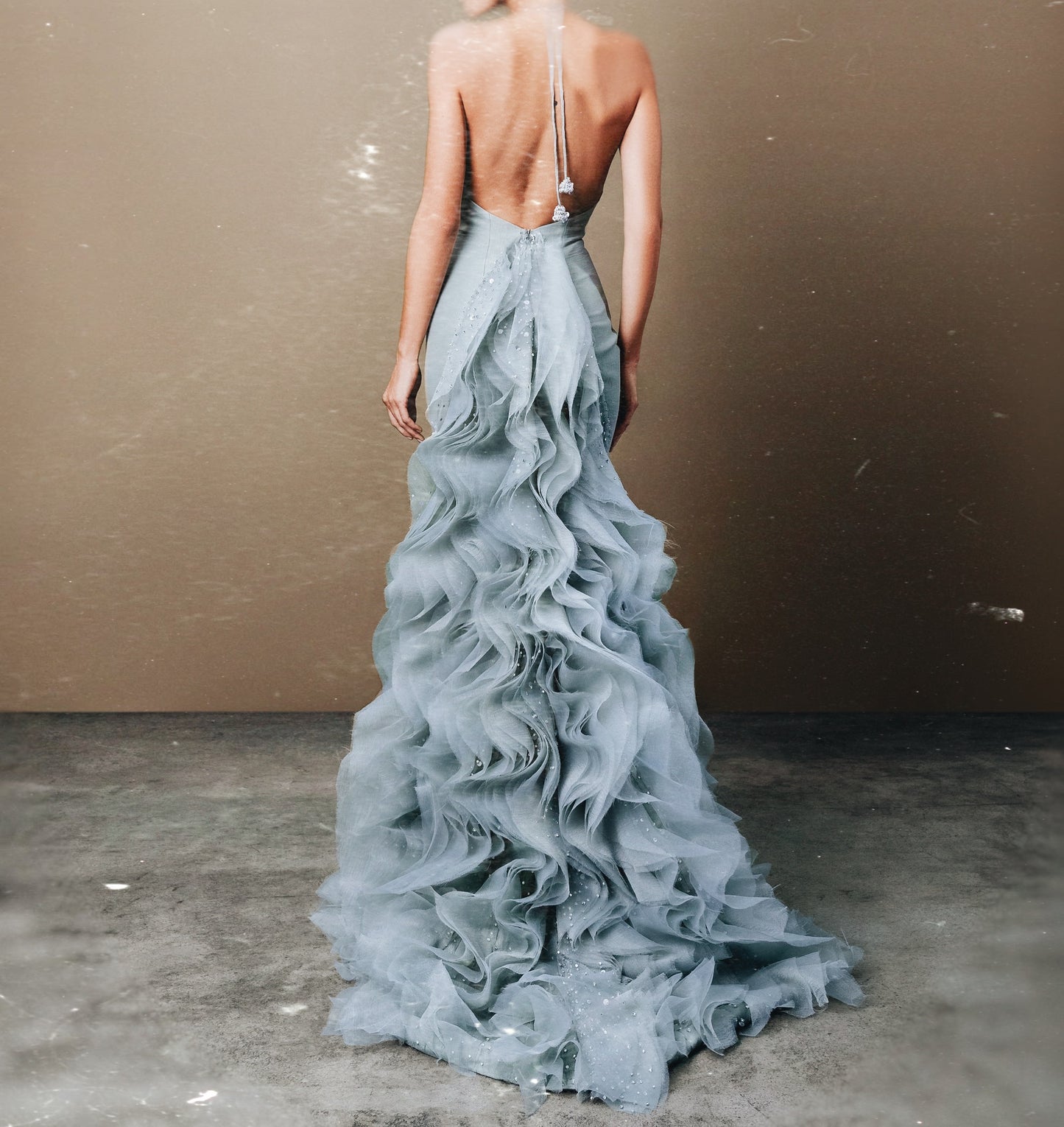 فستان انيق بتصميم ساحر مع ذيل طويل