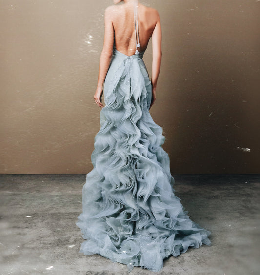 فستان انيق بتصميم ساحر مع ذيل طويل