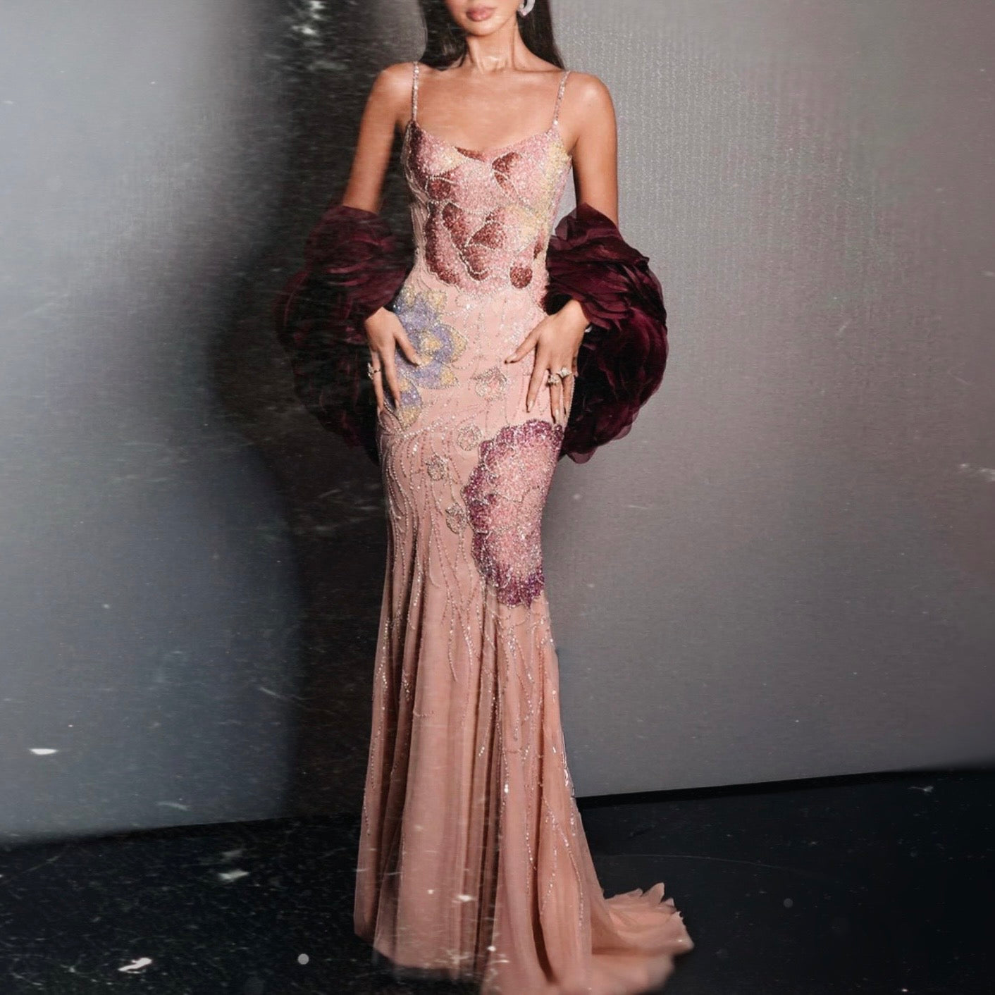 فستان وردي فاخر بالتطريزات الزهرية اللامعة مع كاب عنابي