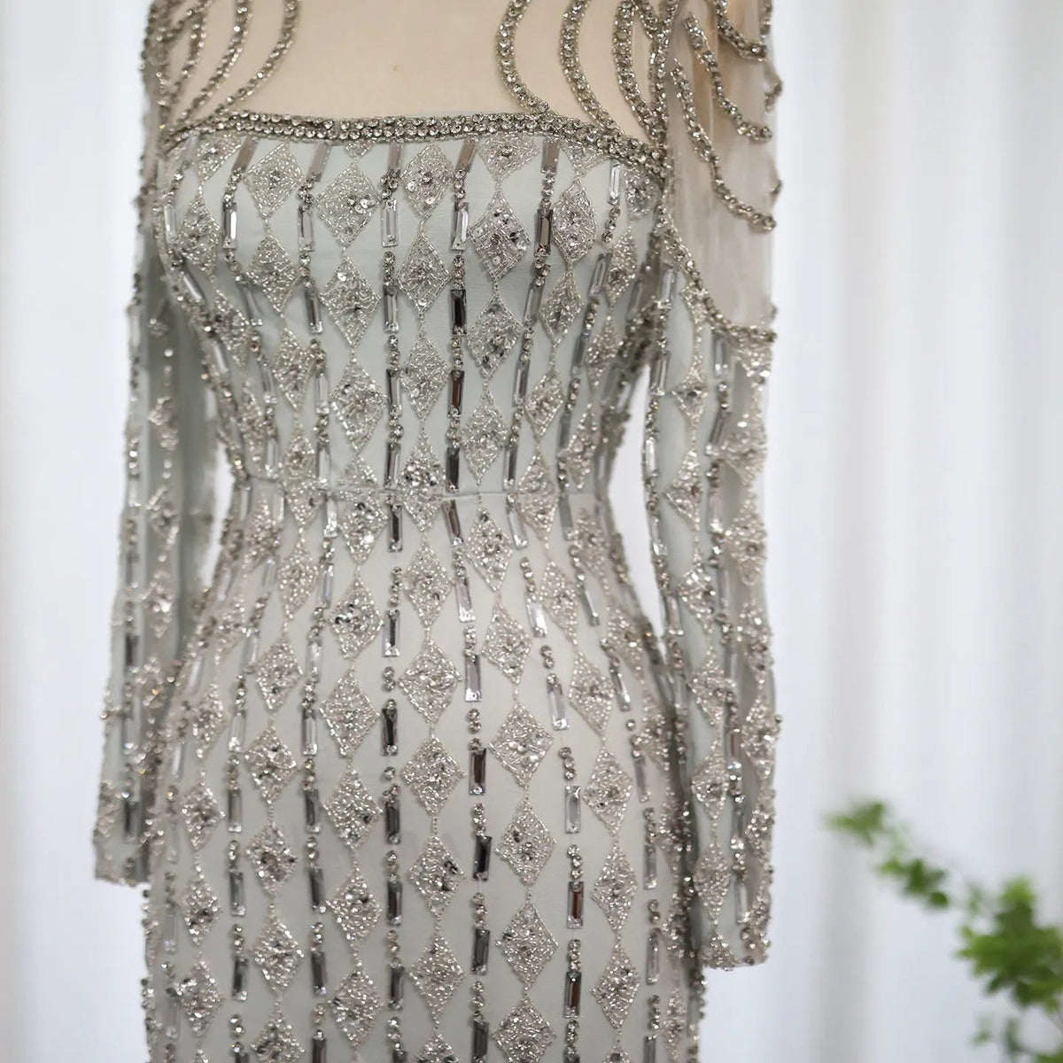 فستان مطرز باكمام طويله