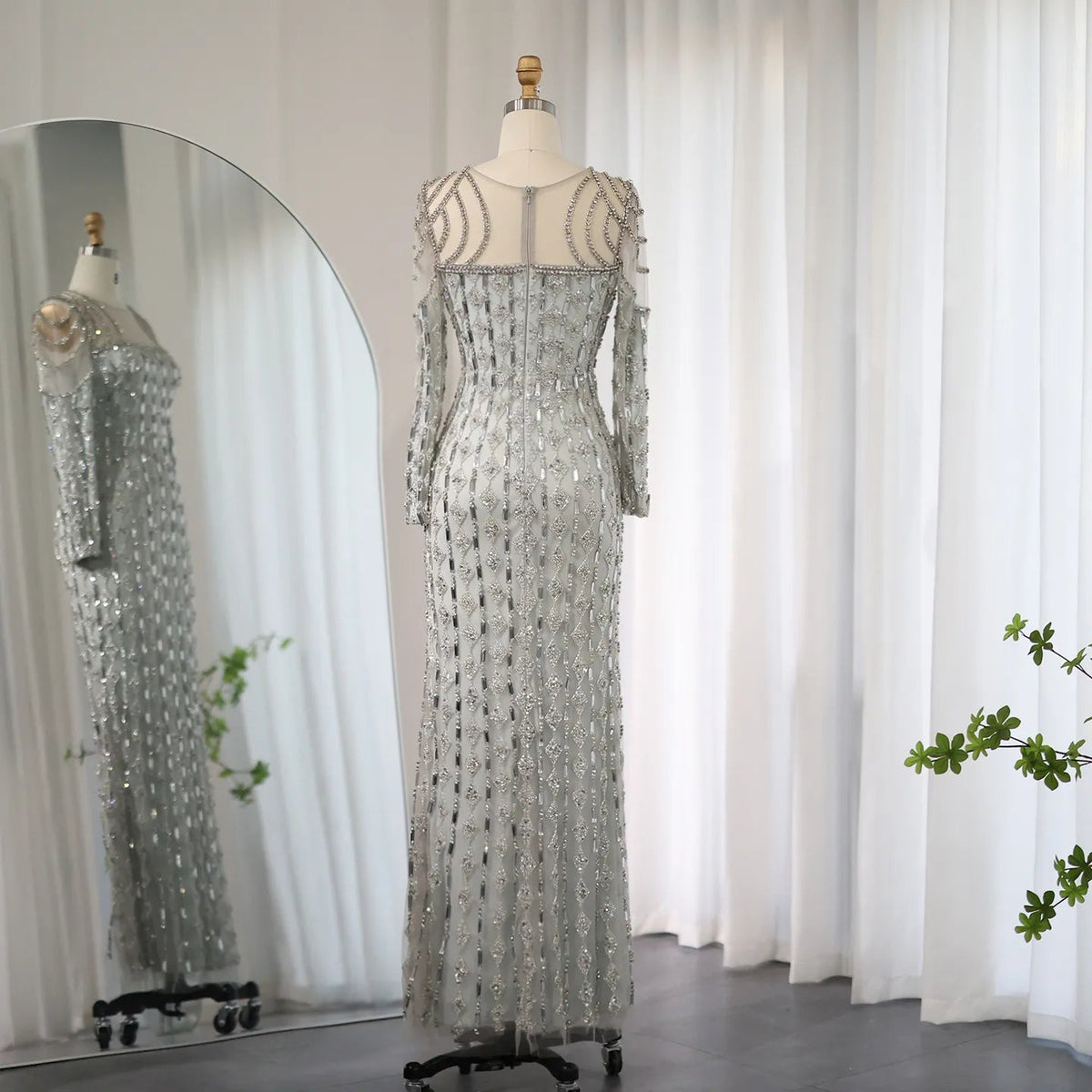 فستان مطرز باكمام طويله