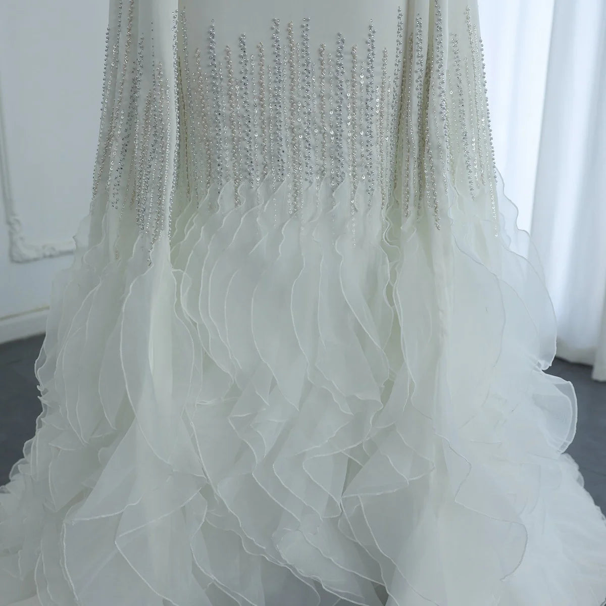 فستان مطرز باكمام كاب طويله