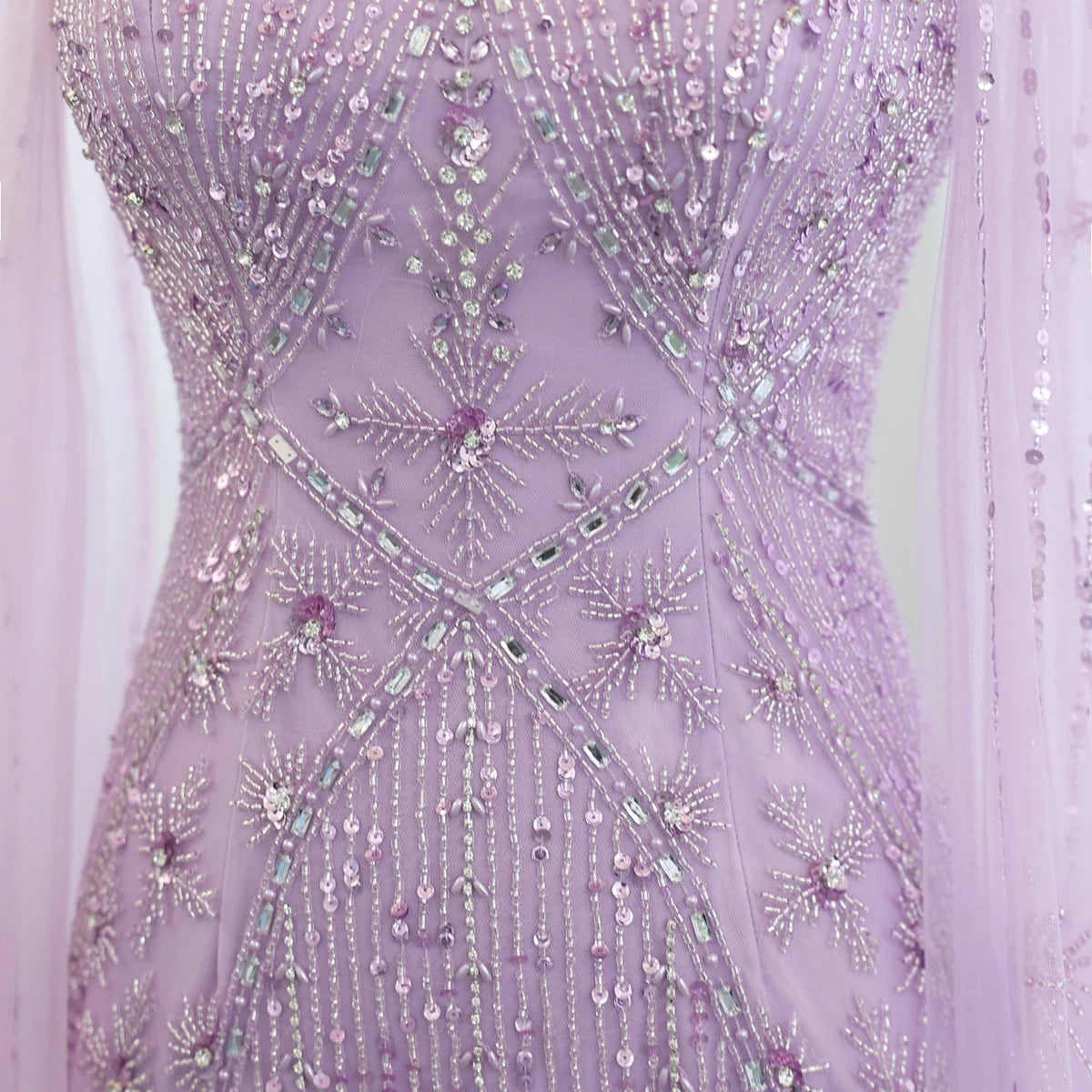 فستان مطرز بموديل حبال على الصدر