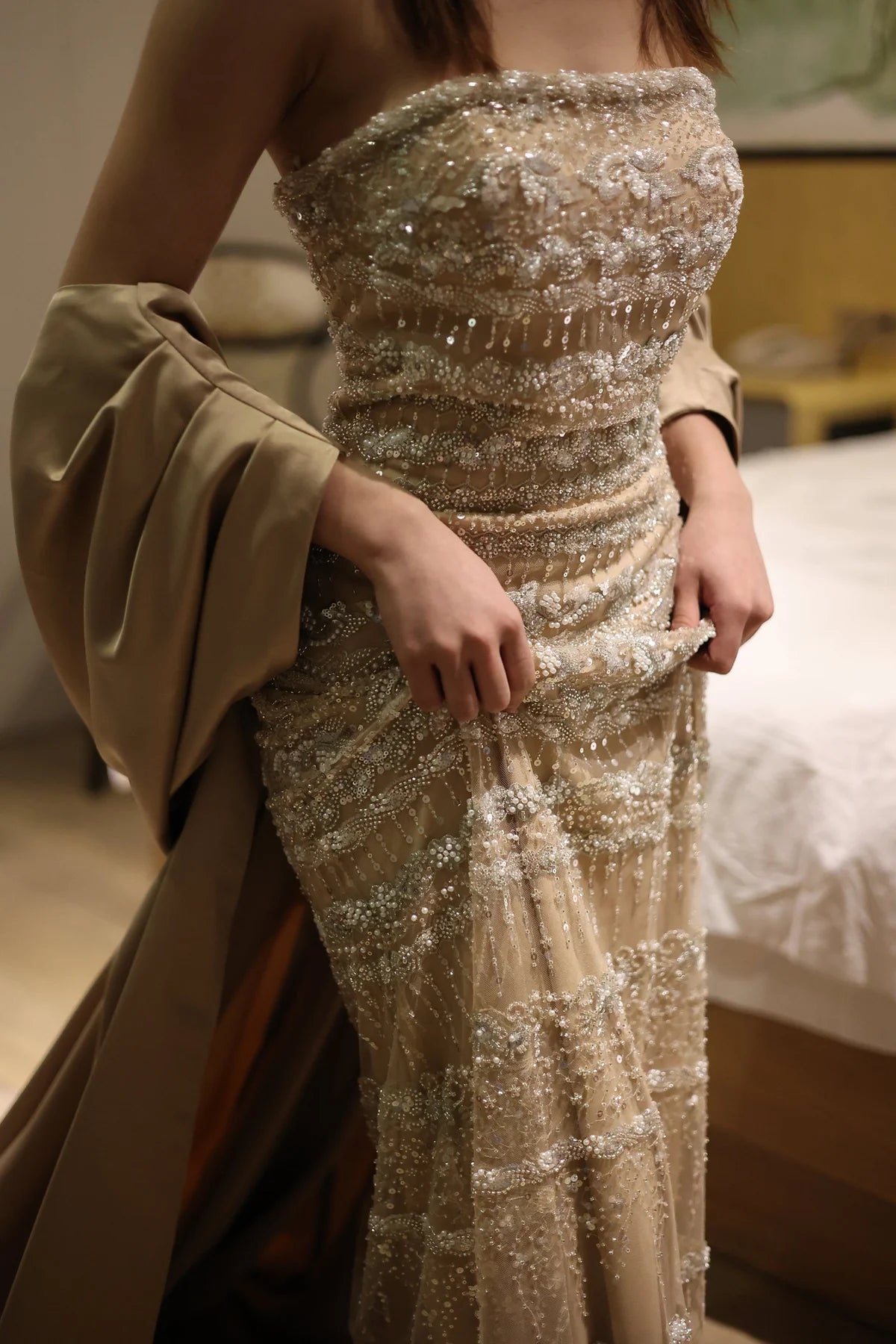 فستان بتطريز يدوي فاخر بذيل طويل