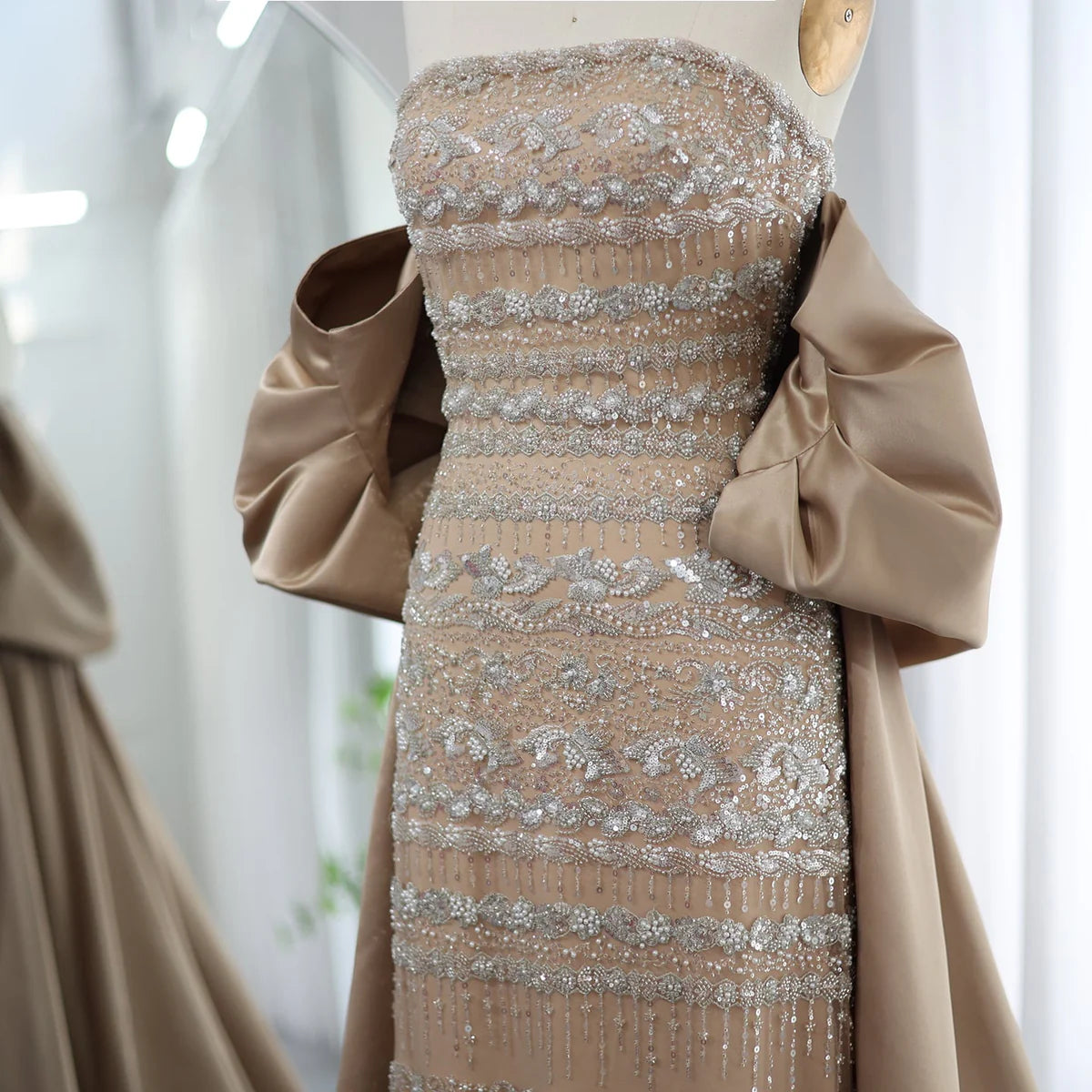 فستان بتطريز يدوي فاخر بذيل طويل