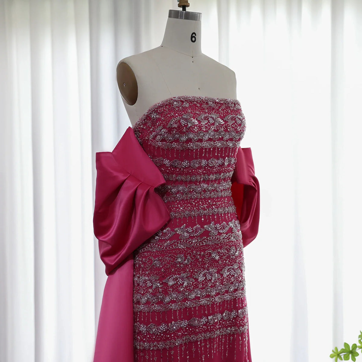 فستان بتطريز يدوي فاخر بذيل طويل