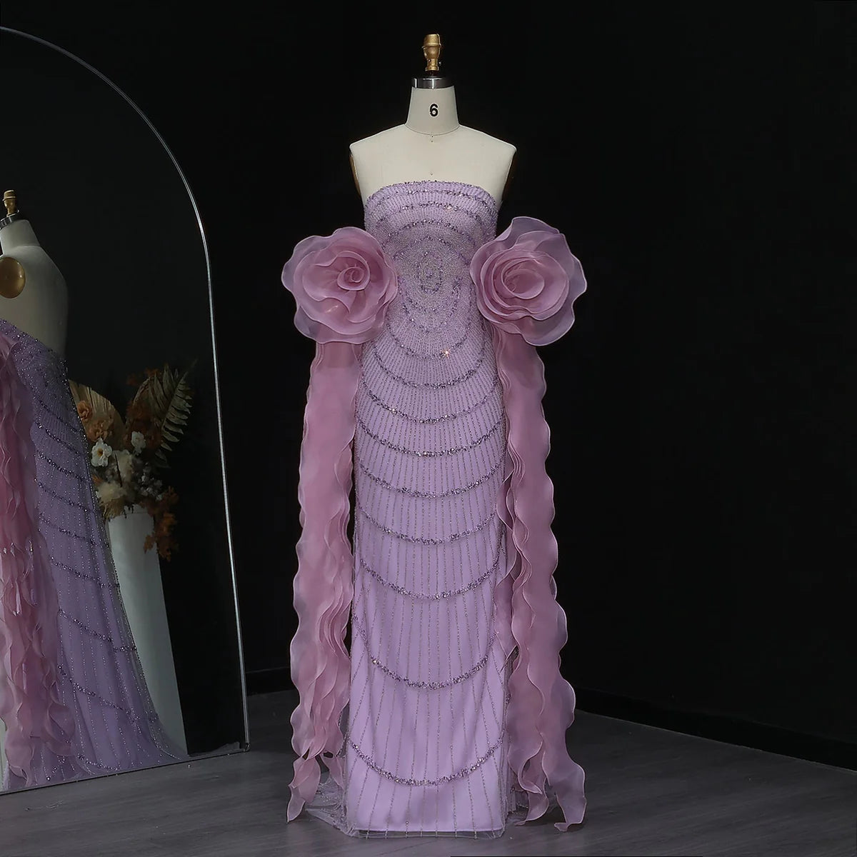 فستان راقي بتصميم مميز وتطريز يدوي