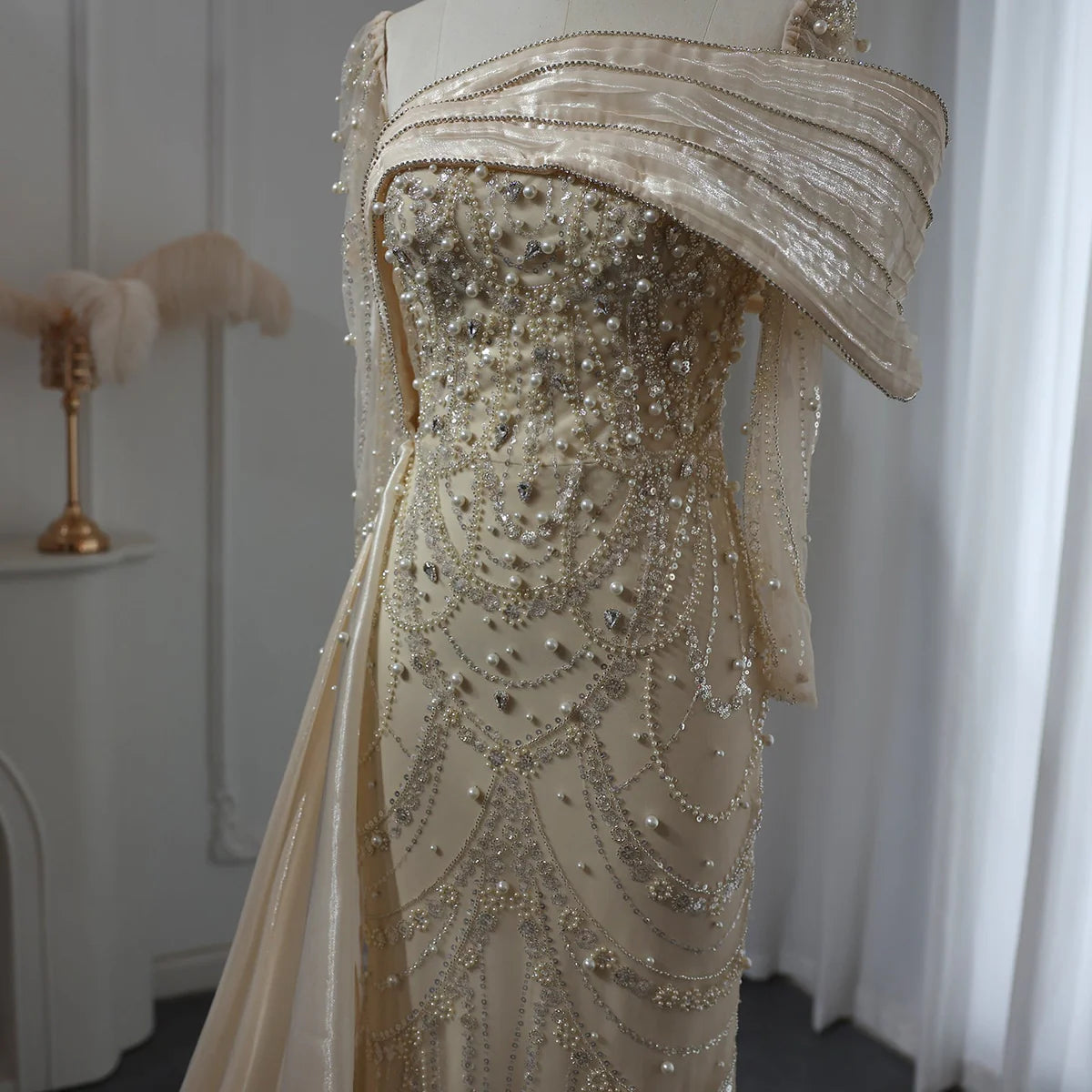 فستان فاخر بتطريز يدوي و مرصع بالكريستال