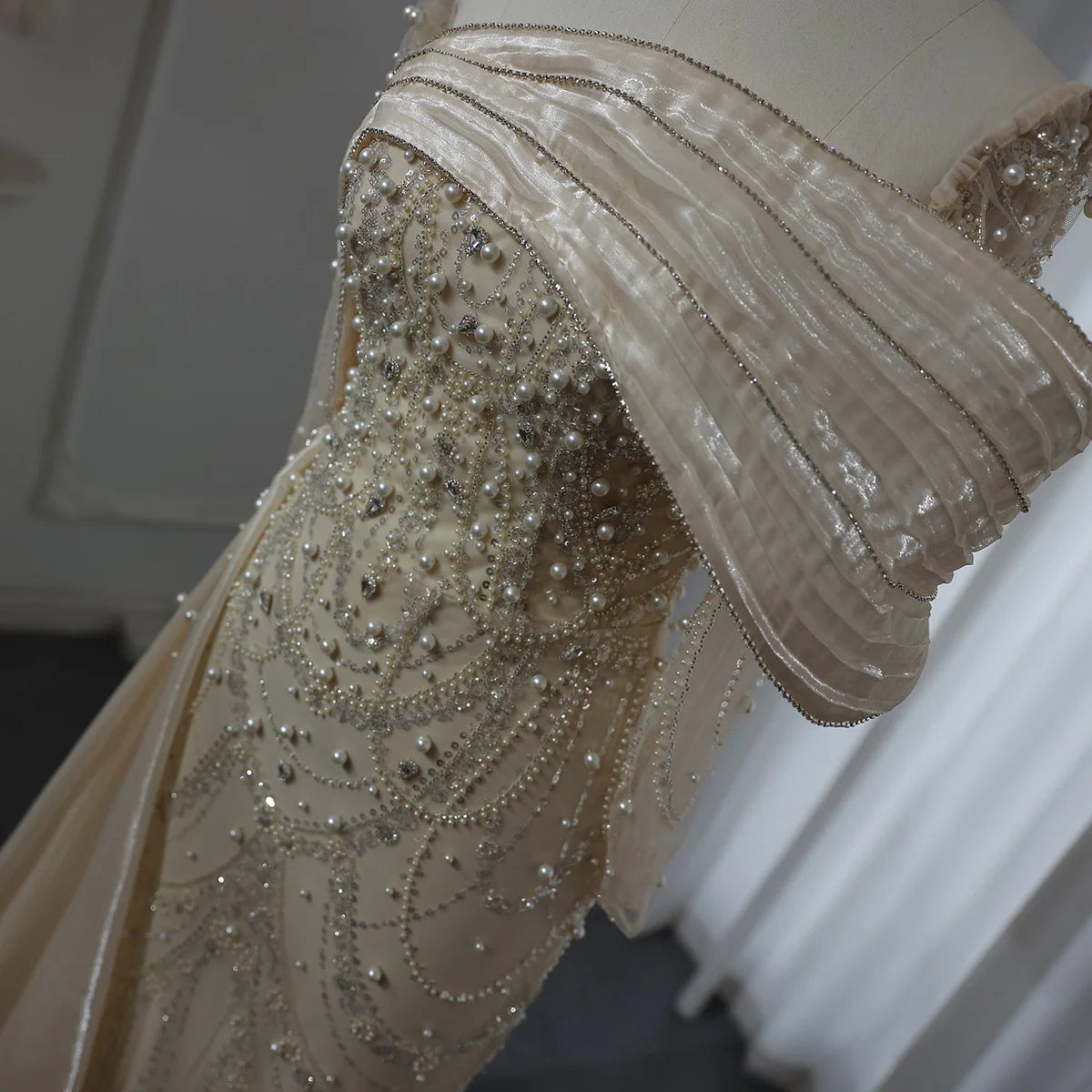 فستان فاخر بتطريز يدوي و مرصع بالكريستال