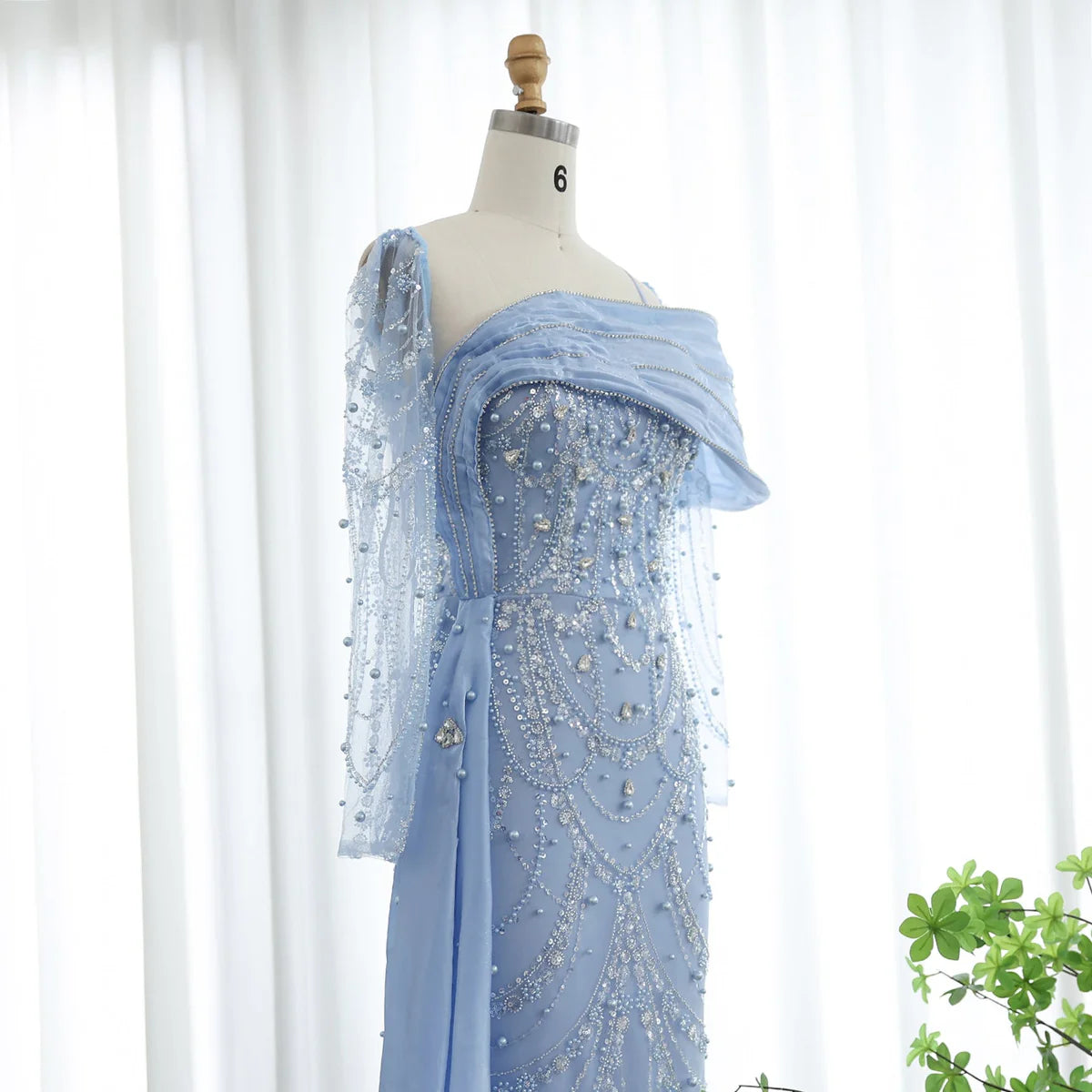 فستان فاخر بتطريز يدوي و مرصع بالكريستال