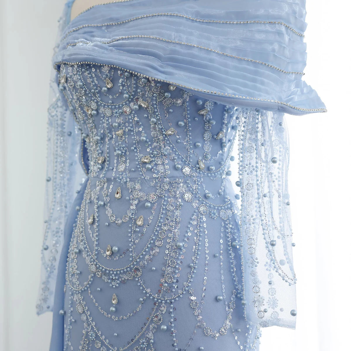 فستان فاخر بتطريز يدوي و مرصع بالكريستال